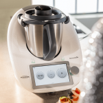 Thermomix TM6 - Edition Blanc scintillant , 1 an d’abonnement à Cookidoo, couvre-lame éplucheur+ votre découpe-minute – Image 5